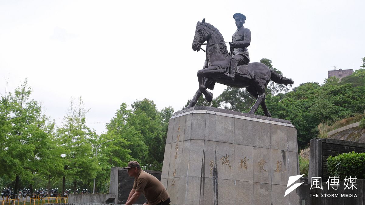 台大學生許哲榕涉嫌將政大後山的蔣中正騎馬銅像鋸斷一隻馬腳,台北地檢署11日將許哲榕起訴。圖為政大蔣公銅像。(資料照,顏麟宇攝) 台大學生許哲榕涉嫌將政大後山的蔣中正騎馬銅像鋸斷一隻馬腳,台北地檢署11日將許哲榕起訴。圖為政大蔣公銅像。(資料照,顏麟宇攝)