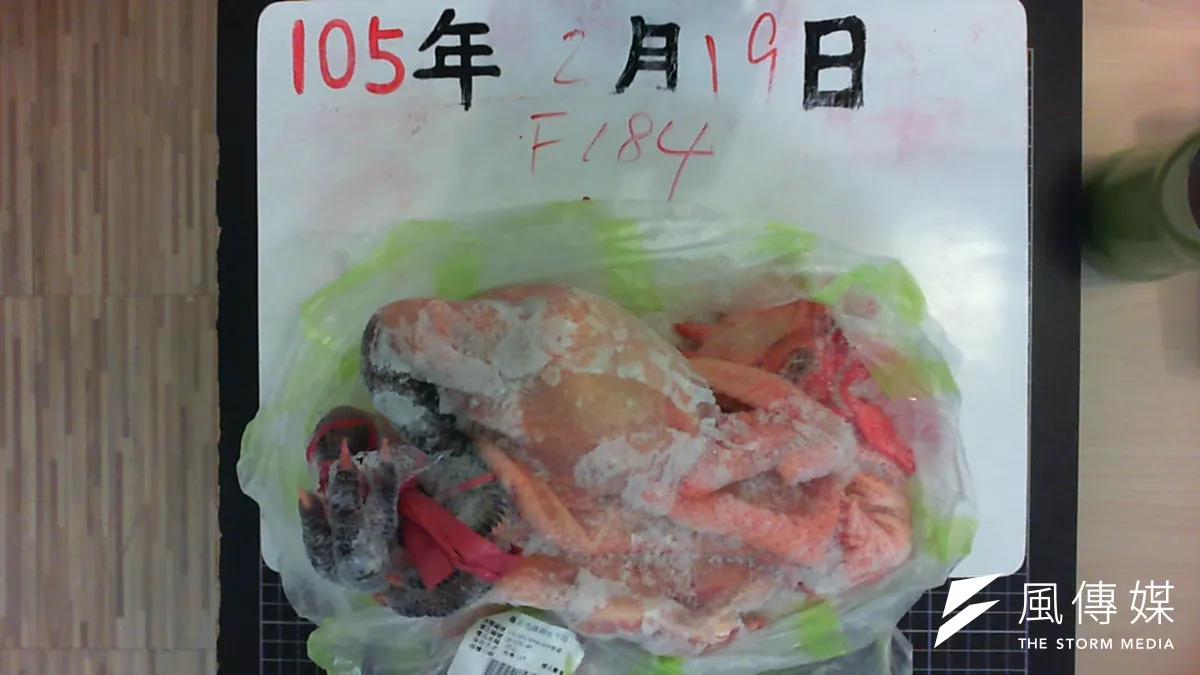 台北市衛生局公布今年第1季生鮮禽肉水產品抽驗結果,其中來自雲林李宏斌畜牧場一場的「仿公(雞肉)」被驗出磺胺劑嚴重超標近9倍,被要求立刻下架。(北市府衛生局)