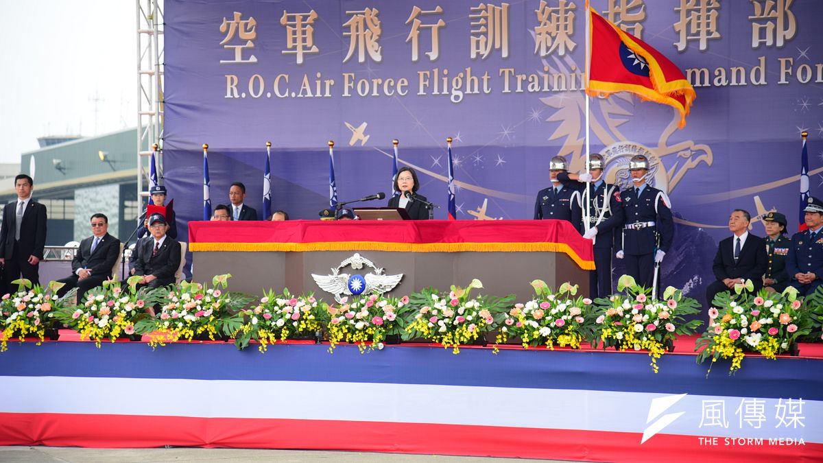 軍飛行訓練指揮部1日舉行成軍典禮,總統蔡英文出席校閱。(張曜麟攝) 軍飛行訓練指揮部1日舉行成軍典禮,總統蔡英文出席校閱。(張曜麟攝)