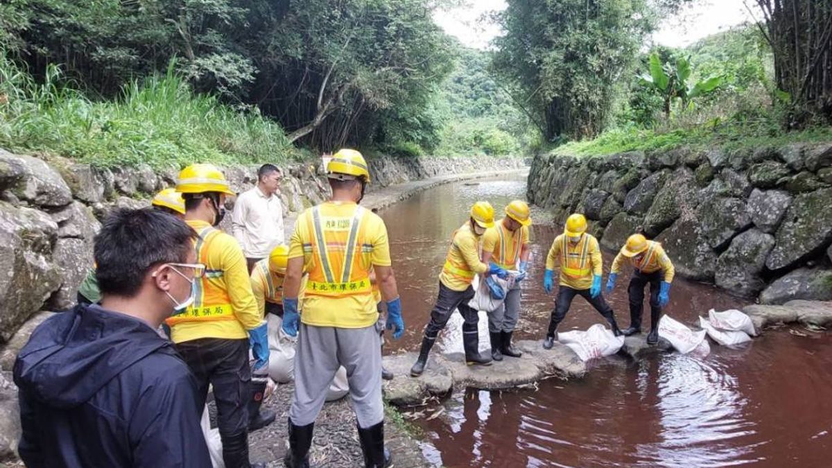 北市內溝溪上游康樂街附近溪水染色事件,北市環保局已依違反空氣污染防制法告發。(圖/臺北市政府環境保護局提供) 北市內溝溪上游康樂街附近溪水染色事件,北市環保局已依違反空氣污染防制法告發。(圖/臺北市政府環境保護局提供)