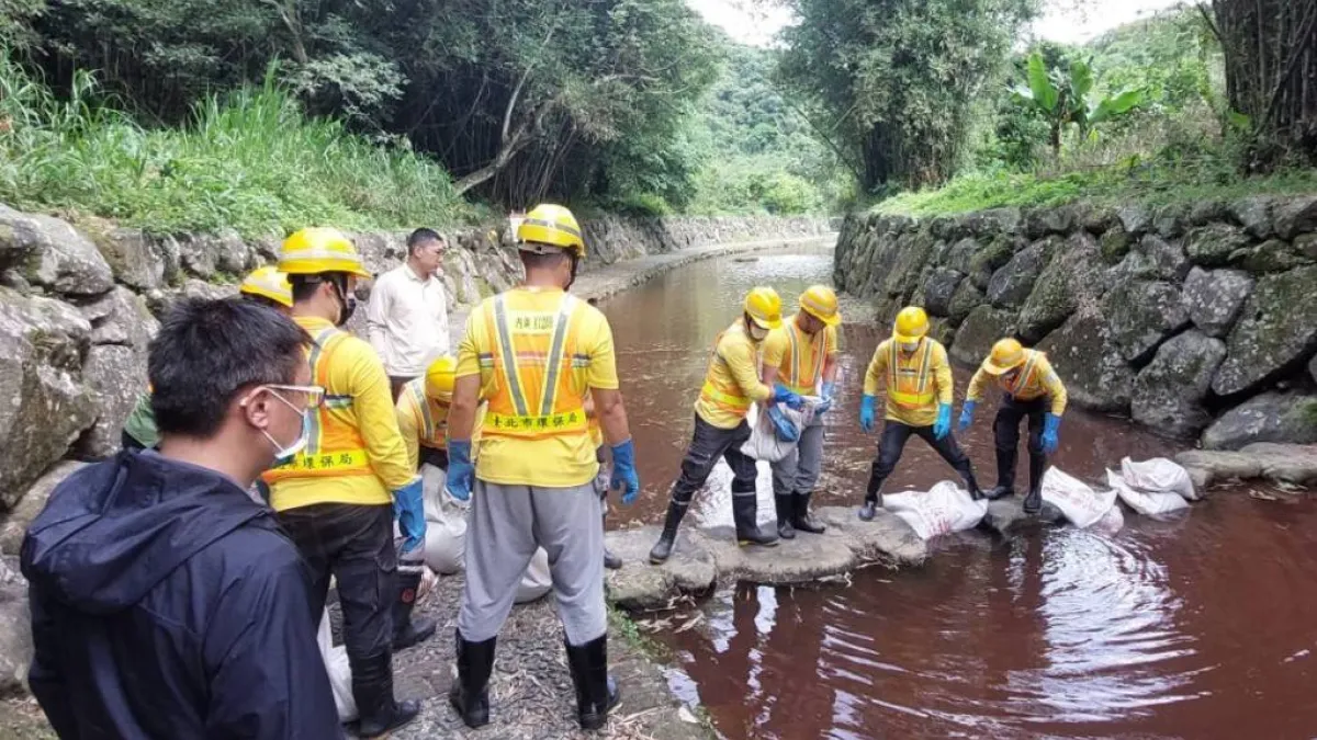 北市內溝溪上游康樂街附近溪水染色事件,北市環保局已依違反空氣污染防制法告發。(圖/臺北市政府環境保護局提供)