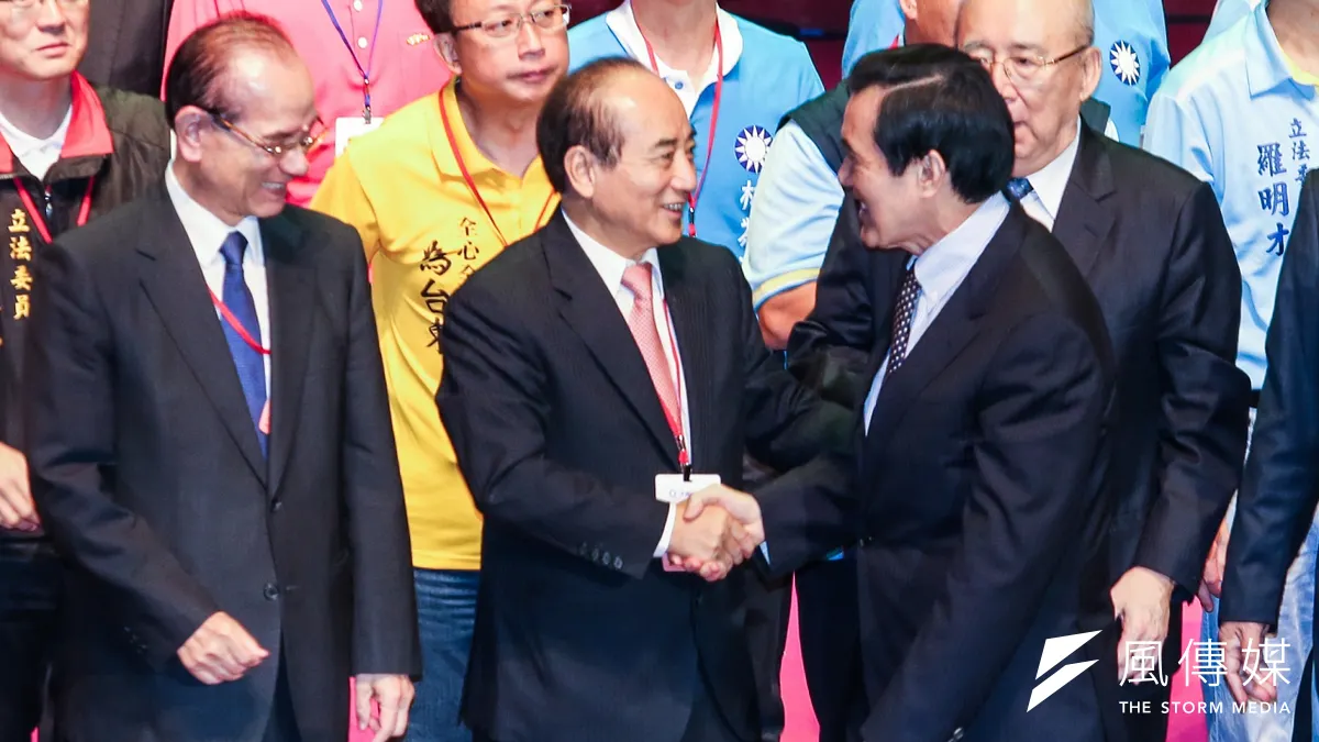 國民黨17日舉辦臨時全代會,通過換柱案後,黨政大老都上台與朱立倫拉手喊口號。馬英九與王金平握手。(陳明仁攝) 國民黨17日舉辦臨時全代會,通過換柱案後,黨政大老都上台與朱立倫拉手喊口號。馬英九與王金平握手。(陳明仁攝)