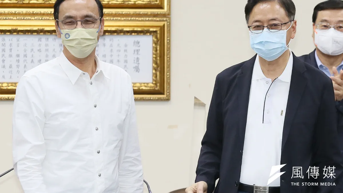 國民黨主席朱立倫(圖左)18日在中常會宣布徵召前行政院長張善政(圖右)參選桃園市長。(資料照,柯承惠攝)