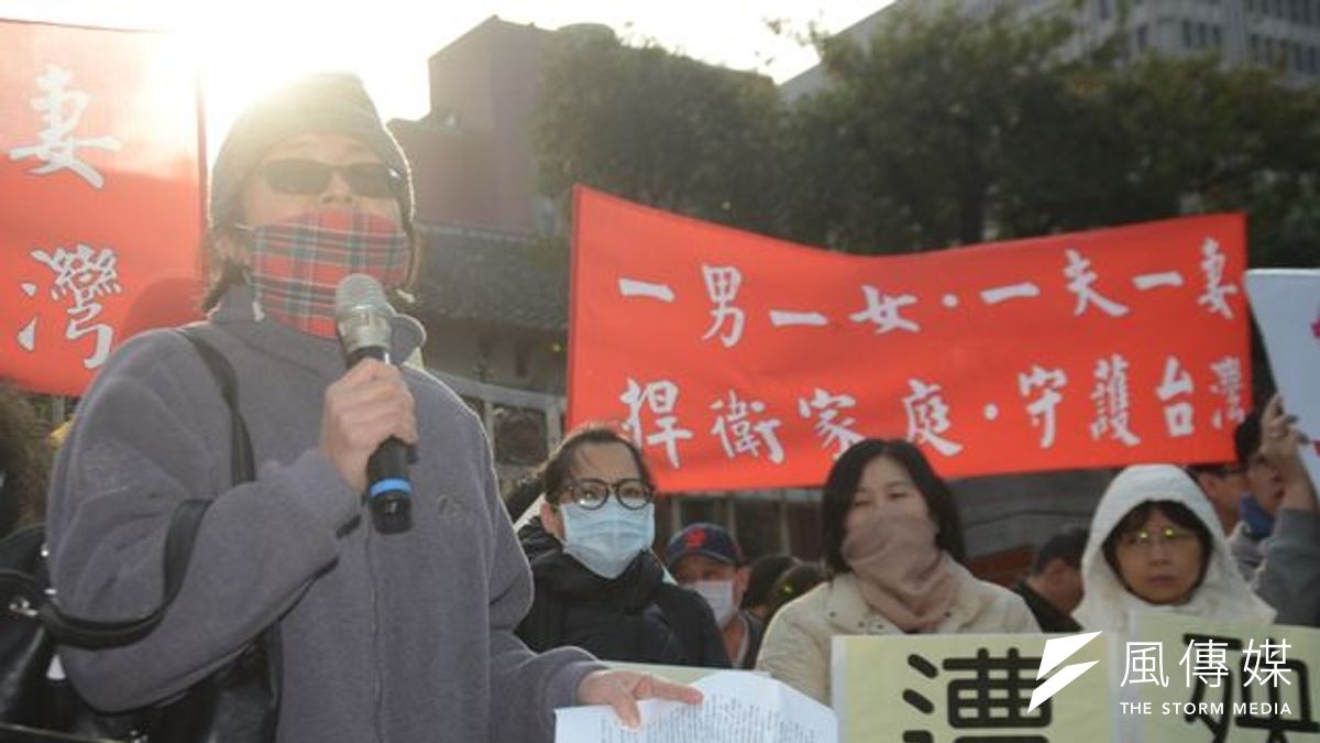 護家照反同婚媽媽小偉說,如果孩子是同志,她會陪伴他,但不能因此改變婚姻的定義。(宋小海攝) 護家照反同婚媽媽小偉說,如果孩子是同志,她會陪伴他,但不能因此改變婚姻的定義。(宋小海攝)