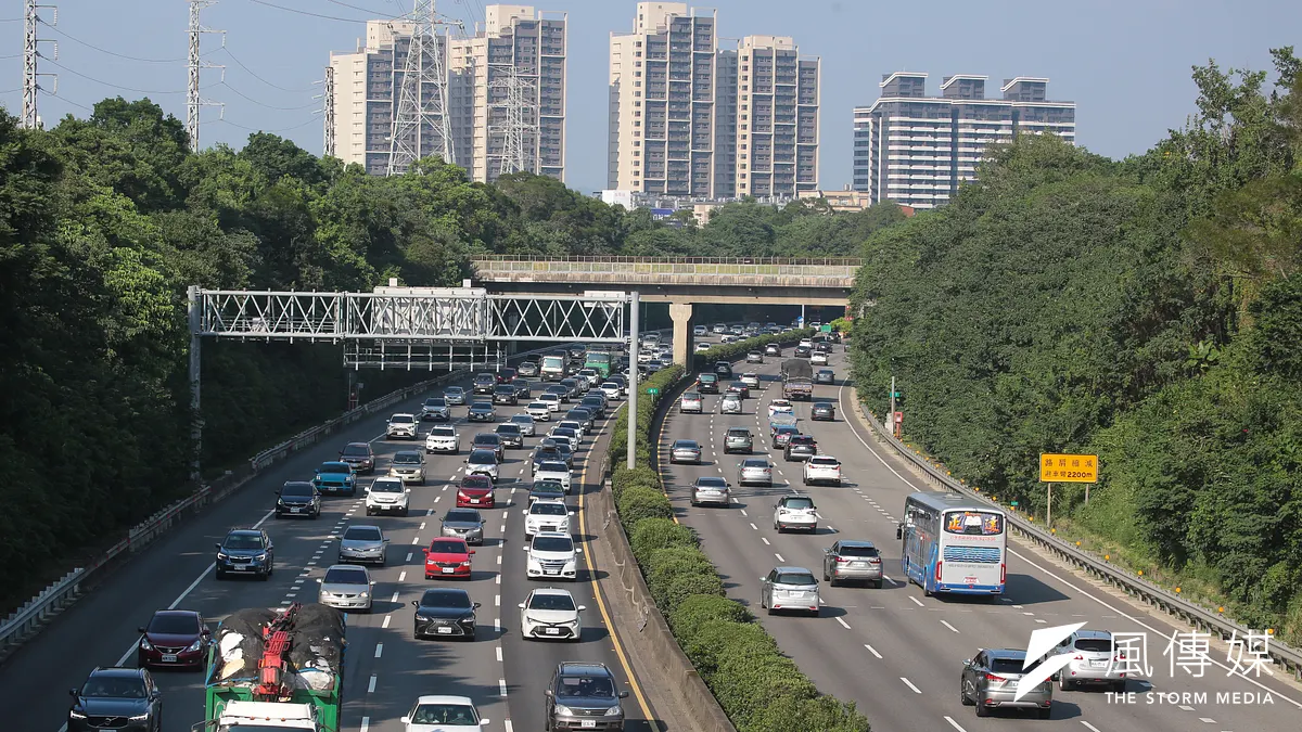 連假國道容易壅塞,建議民眾參考交通部公布的替代道路,避開車流,以免連假都塞在高速高路上。(示意圖/顏麟宇攝) 連假國道容易壅塞,建議民眾參考交通部公布的替代道路,避開車流,以免連假都塞在高速高路上。(示意圖/顏麟宇攝)