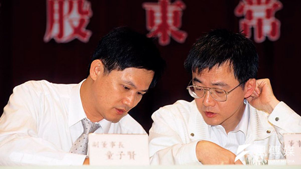 低調的謝偉琦(圖右)幾乎不接受媒體採訪,在2000-年華碩股東會時難得與童子賢(圖左)一同公開露面。 低調的謝偉琦(圖右)幾乎不接受媒體採訪,在2000-年華碩股東會時難得與童子賢(圖左)一同公開露面。