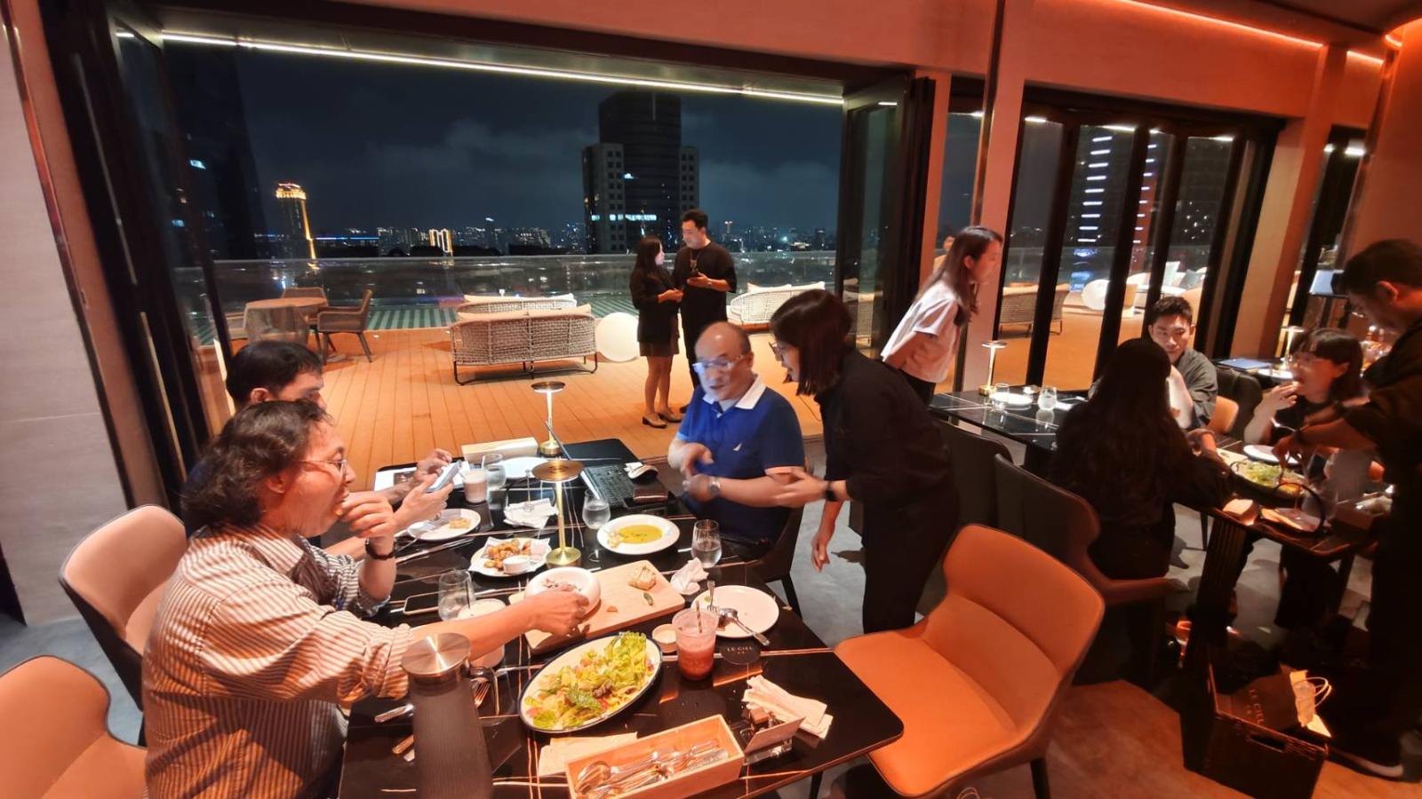全台最高無邊際泳池餐酒館重磅回歸!承億酒店24樓「天慕」打造高雄夜生活新地標