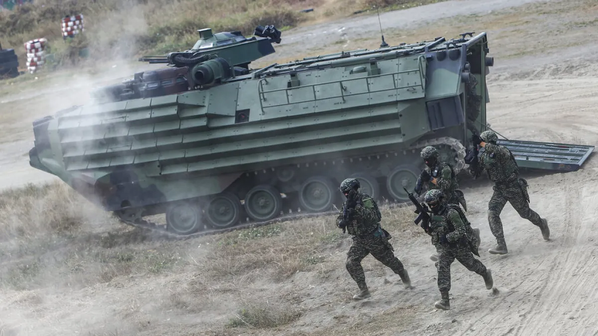 圖為2023年1月11日,模擬防禦共軍入侵的演習。(美聯社)