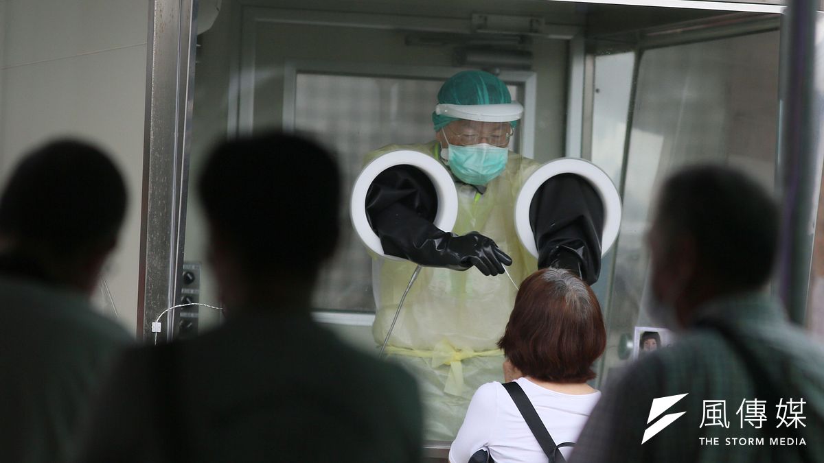 中央流行疫情指揮中心宣布加強入境檢疫措施,自2日中午12時起對非重點高風險國家入境旅客實施入境PCR篩檢。示意圖。(資料照,柯承惠攝) 中央流行疫情指揮中心宣布加強入境檢疫措施,自2日中午12時起對非重點高風險國家入境旅客實施入境PCR篩檢。示意圖。(資料照,柯承惠攝)