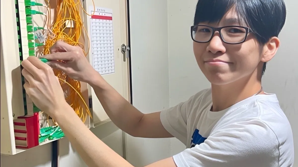 因疫情導致失業的餐飲店女店長蕭暄融,參加職訓學AI機器人與機電相關技能,終於順利轉職成為軟體工程師。(圖/勞動力發展署桃竹苗分署提供)