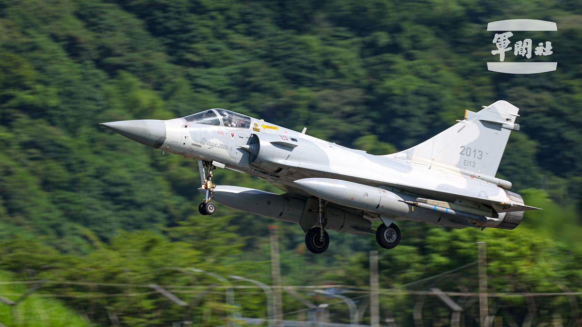 漢光39號演習在今(24)日登場,首日實兵演練首日,空軍各型戰機、運輸機紛紛從基地起飛,快速進行戰備轉場訓練。(軍聞社提供) 漢光39號演習在今(24)日登場,首日實兵演練首日,空軍各型戰機、運輸機紛紛從基地起飛,快速進行戰備轉場訓練。(軍聞社提供)