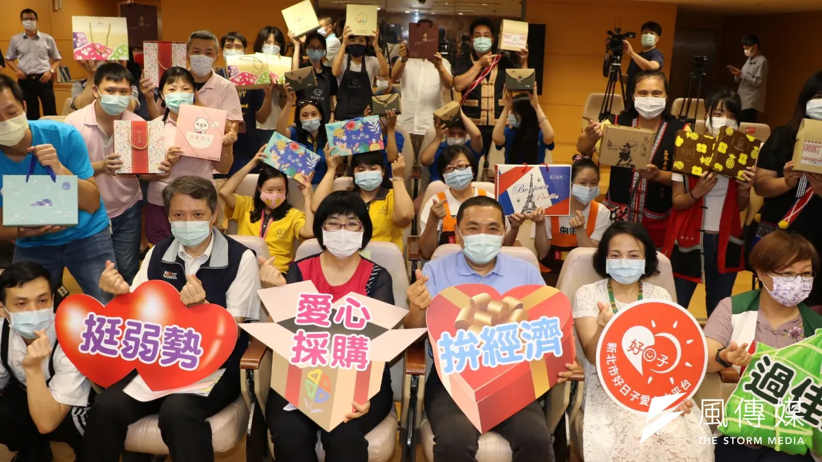 市長侯友宜(前排右三)與勞工局、原民局和社會局長及出席活動貴賓們,呼籲民眾拿消費券購買弱勢團體商品一起拚經濟。(圖/新北市社會局提供)