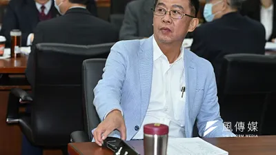 反對藍白立委合推的國會改革案,民進黨立委許智傑辦公室助理在外向群眾發放黑白文宣,指民眾黨團總召黃國昌是「傅隨組織出賣國人」。(資料照片,陳昱凱攝)