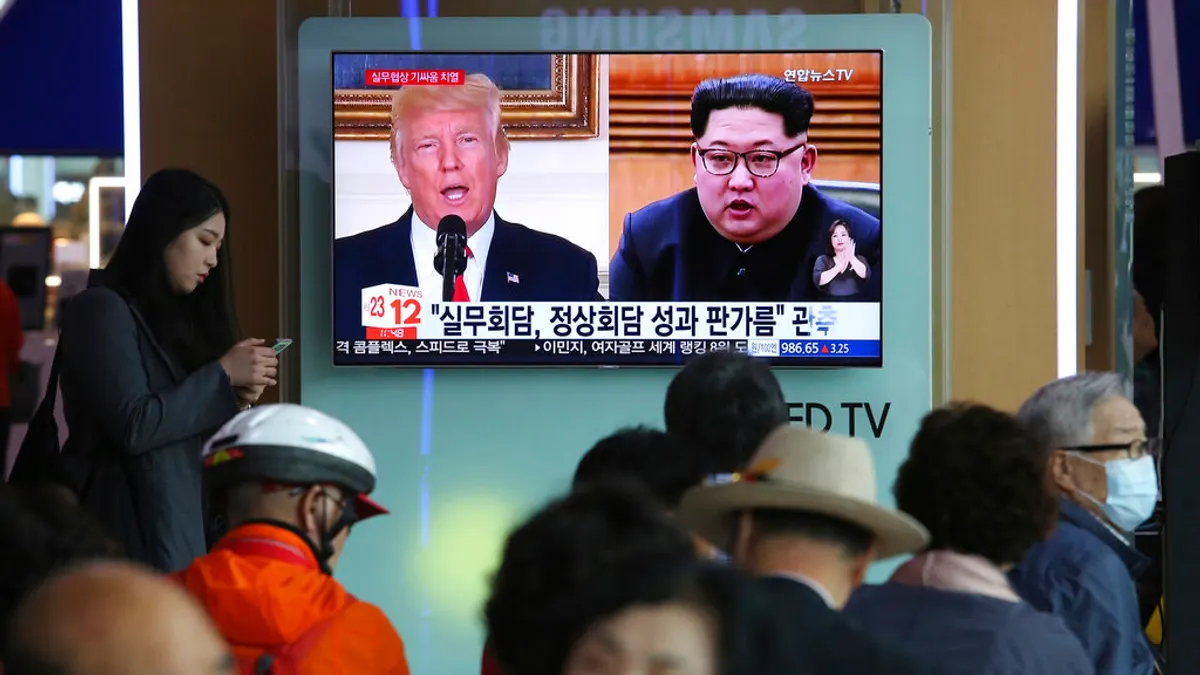 南韓媒體報導川金會的新聞。(美聯社) 南韓媒體報導川金會的新聞。(美聯社)