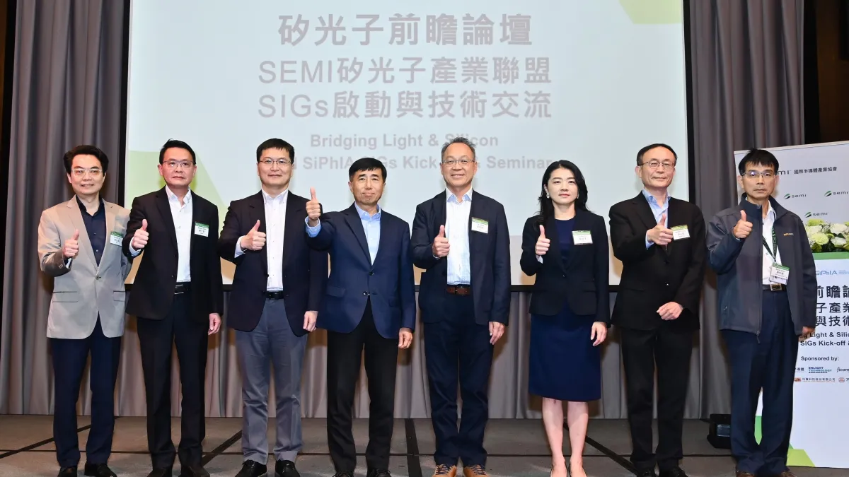 台積電徐國晉副總經理暨矽光子產業聯盟共同會長(左四)、日月光半導體洪志斌副總經理暨矽光子產業聯盟共同會長(右四)和SEMI國際半導體產業協會台灣區副總裁蘇貞萍(右三),一同出席矽光子前瞻論壇。圖片來源:SEMI