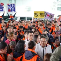 板橋區清潔隊員熱烈歡迎市長蒞臨。(圖/新北市政府) 板橋區清潔隊員熱烈歡迎市長蒞臨。(圖/新北市政府)