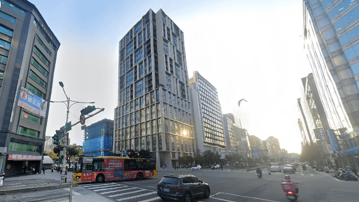 大陸工程「琢豐」建案(中)位於北市松江路與南京東路交叉口,飯店樓層將於6月招標。(取自Google Maps) 大陸工程「琢豐」建案(中)位於北市松江路與南京東路交叉口,飯店樓層將於6月招標。(取自Google Maps)