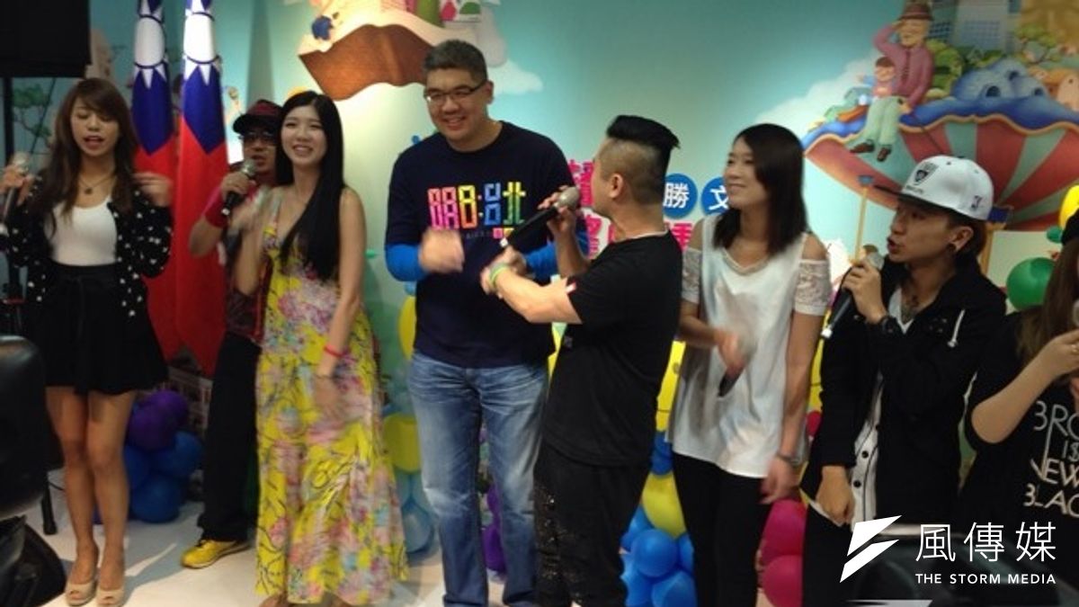 行政院15日證實就是國內食品大廠南僑集團。南僑化工集團副董事長陳飛鵬掛名連勝文陣營的市政顧問團成員,這是連勝文在食安風暴中,繼頂新集團之後,再度受到波及。(羅暐智攝) 行政院15日證實就是國內食品大廠南僑集團。南僑化工集團副董事長陳飛鵬掛名連勝文陣營的市政顧問團成員,這是連勝文在食安風暴中,繼頂新集團之後,再度受到波及。(羅暐智攝)