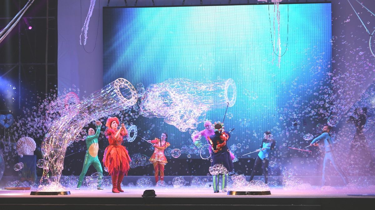 首度來台的「拉脫維亞Under Water Bubble Show泡泡秀」19號起連三天盛大演出,帶領大家進入水底的奇幻旅程。(圖/嘉義縣政府提供) 首度來台的「拉脫維亞Under Water Bubble Show泡泡秀」19號起連三天盛大演出,帶領大家進入水底的奇幻旅程。(圖/嘉義縣政府提供)