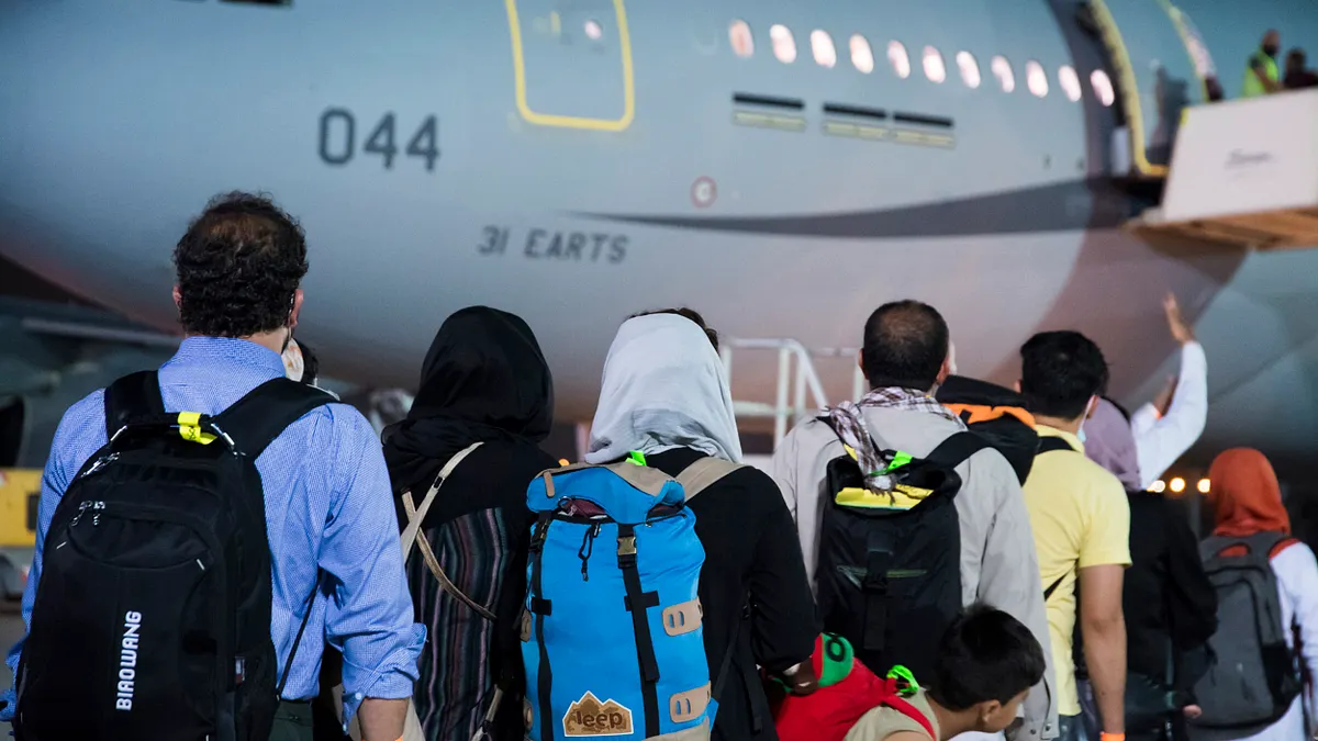 隨著8月31日的撤離期限逼近,美軍與其他各國也努力加快撤僑腳步,並且盡可能帶走曾經協助他們的阿富汗人。(美聯社) 隨著8月31日的撤離期限逼近,美軍與其他各國也努力加快撤僑腳步,並且盡可能帶走曾經協助他們的阿富汗人。(美聯社)