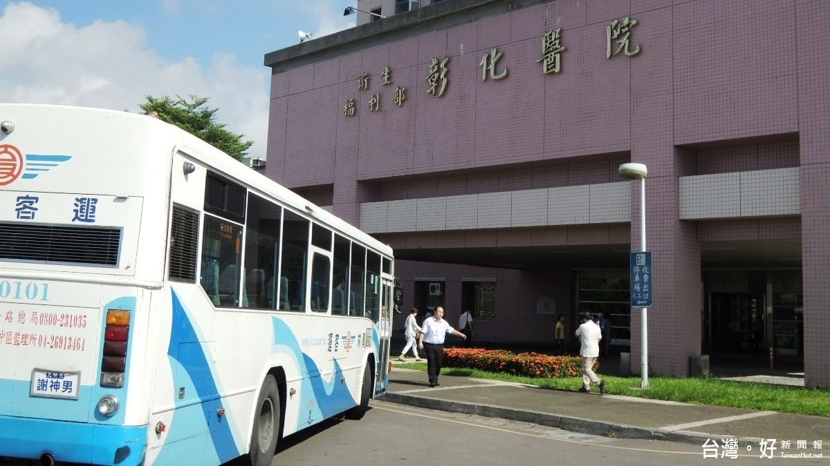 便利民眾就診 員林客運將駛進彰化醫院大門口 便利民眾就診 員林客運將駛進彰化醫院大門口