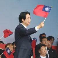 115年國慶大會,大會主席韓國瑜(左)、總統賴清德(右)揮舞國旗向與會者致意。(柯承惠攝) 115年國慶大會,大會主席韓國瑜(左)、總統賴清德(右)揮舞國旗向與會者致意。(柯承惠攝)
