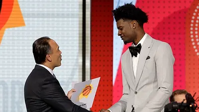 太陽獲得隊史首支狀元籤,球迷高興地尖叫。 (美聯社)