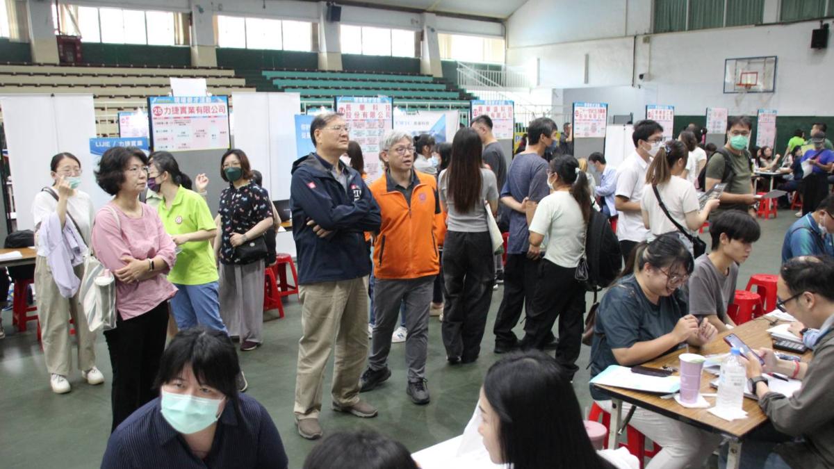 高雄勞工局大型徵才釋逾千職缺 656人面試初步媒合率58.3%