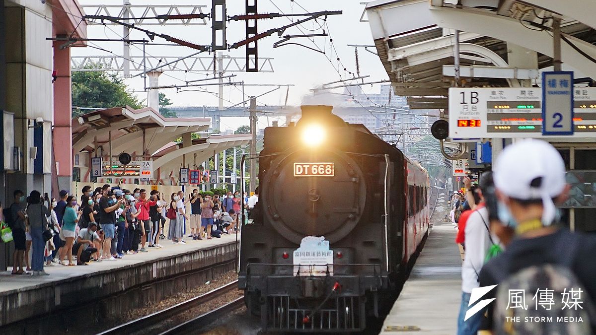 桃園市府16日舉行「富岡鐵道藝術節」活動,楊梅車站月台擠滿民眾爭相拍攝蒸汽火車。(盧逸峰攝) 桃園市府16日舉行「富岡鐵道藝術節」活動,楊梅車站月台擠滿民眾爭相拍攝蒸汽火車。(盧逸峰攝)