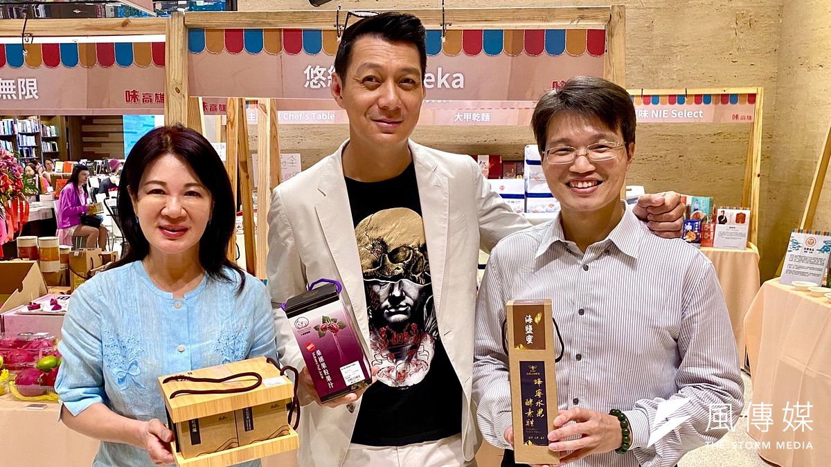 新冠肺炎讓全球經濟都遭受波及,隨著台灣疫情的舒緩及解封,全台迎接報復性消費,為了促進台灣在地農產品的銷售與產業的未來發展,誠品攜手晶品匯在台北信義誠品舉辦為期半個月以高雄市在地產品為主題的「味高雄」特展,共同為台灣在地農產品創造商機。(圖/徐炳文攝) 新冠肺炎讓全球經濟都遭受波及,隨著台灣疫情的舒緩及解封,全台迎接報復性消費,為了促進台灣在地農產品的銷售與產業的未來發展,誠品攜手晶品匯在台北信義誠品舉辦為期半個月以高雄市在地產品為主題的「味高雄」特展,共同為台灣在地農產品創造商機。(圖/徐炳文攝)