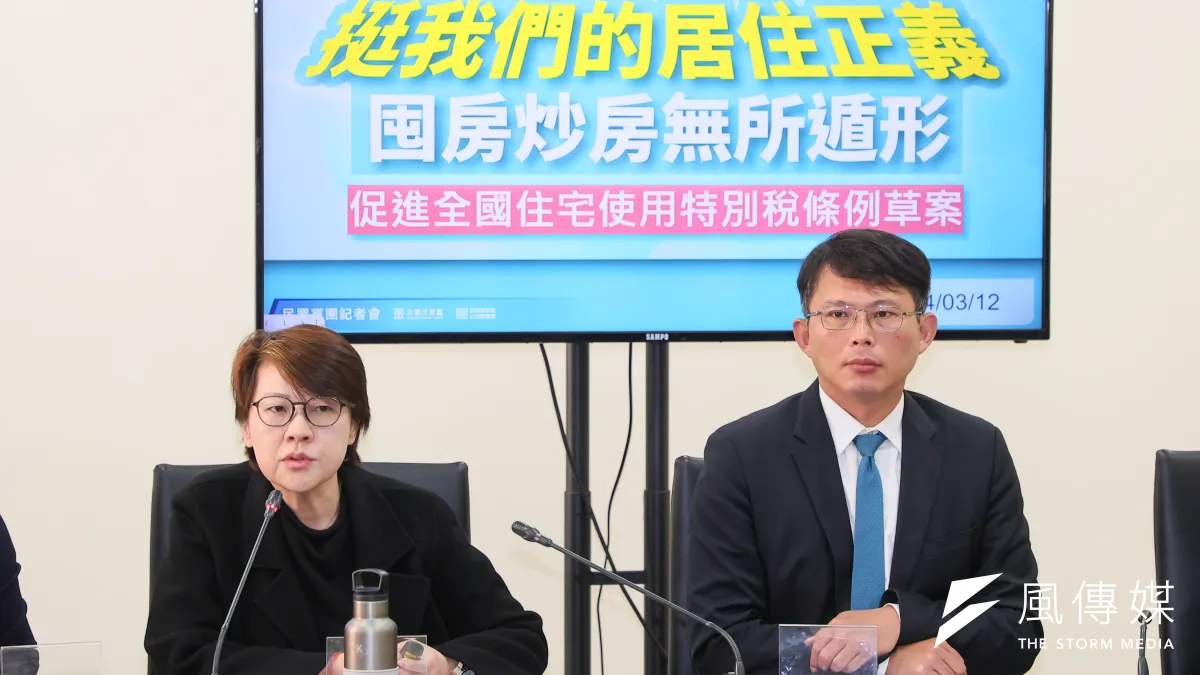 民眾黨立委黃珊珊(左起)12日總召黃國昌(右)召開「挺我們的居住正義&堅守財政紀律」記者會,受訪時談及不在籍投票議題。(顏麟宇攝)