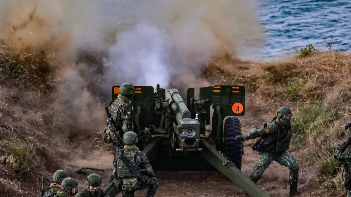 陸軍司令部臉書27日披露澎防部日前實施「鎮疆操演」畫面。圖為105公厘榴砲實彈射擊。(取自中華民國陸軍臉書)
