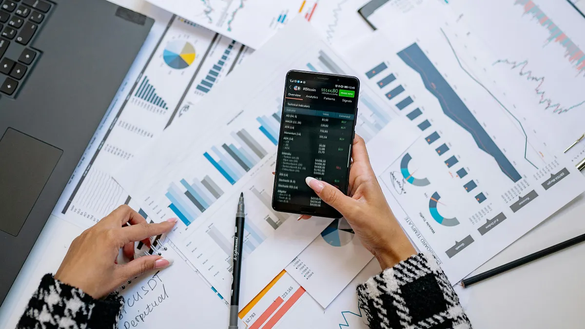 許多投資人以自身經驗回應,其觀點涵蓋風險承受度、資產配置與市場位置。一名32歲網友指出:「我32歲,月薪跟妳差不多,存款也是500萬,目前是將其中的400萬定存1年,利息每月約5400,我不敢碰投資之類的。」(圖/取自pexels) 許多投資人以自身經驗回應,其觀點涵蓋風險承受度、資產配置與市場位置。一名32歲網友指出:「我32歲,月薪跟妳差不多,存款也是500萬,目前是將其中的400萬定存1年,利息每月約5400,我不敢碰投資之類的。」(圖/取自pexels)