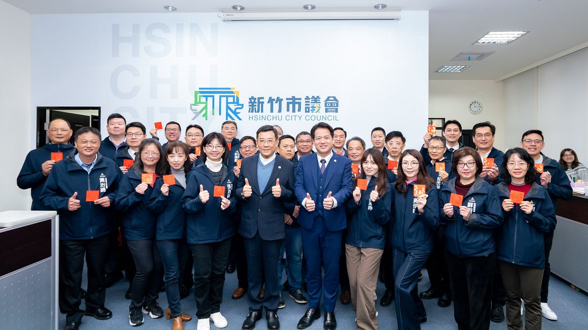 竹市代理市長邱臣遠與秘書長張治祥帶領市府團隊向議長許修睿及議員們拜年。(圖/新竹市政府提供) 竹市代理市長邱臣遠與秘書長張治祥帶領市府團隊向議長許修睿及議員們拜年。(圖/新竹市政府提供)