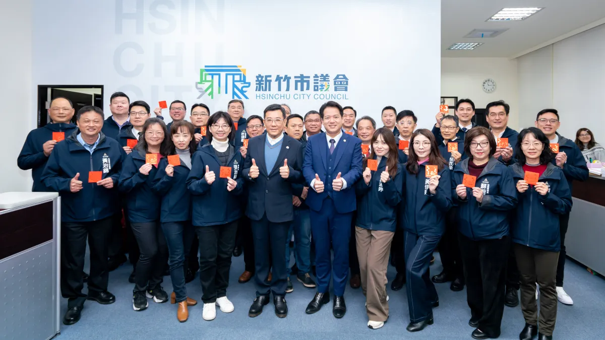 竹市代理市長邱臣遠與秘書長張治祥帶領市府團隊向議長許修睿及議員們拜年。(圖/新竹市政府提供)