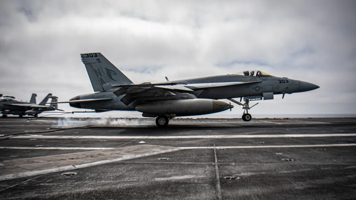 美軍F/A-18 E/F「超級大黃蜂」(F/A-18 Super Hornet)戰機降落在尼米茲號航母甲板。(翻攝自美國海軍)