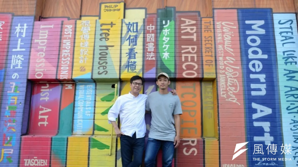 民進黨高雄市長候選人陳其邁前往衛武營與晨運民眾一起運動、交流意見,在地鄉親親切問候並熱情支持,祝陳其邁順利當選。(圖/徐炳文攝)