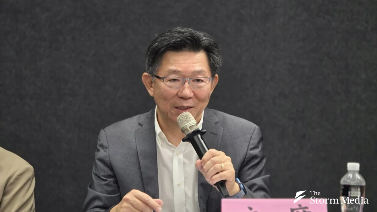 IET-KY held its annual shareholders' meeting today (23rd), chaired by Chairman Charles Kao (center). (Photo by Wei Xinyang)
