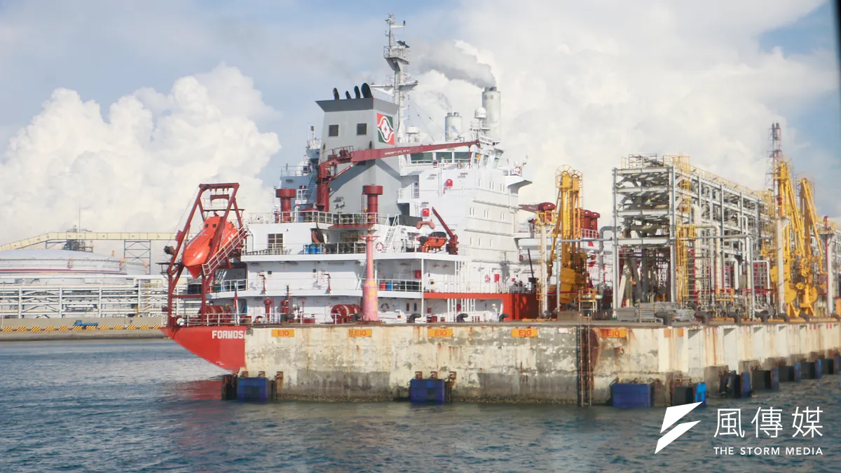 麥寮煤電廠將重啟,把綠營錯誤的能源政策搧得啪啪啪的。圖為麥寮電廠與麥寮港碼頭(廖羿雯攝)