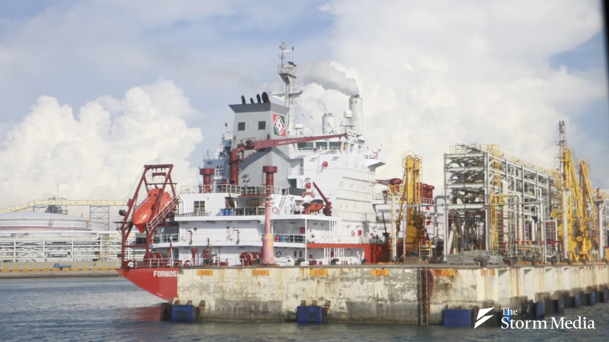 The restart of the Mailiao coal plant delivers a stinging slap to the ruling party's flawed energy policy. Pictured: the Mailiao power plant and port terminal (photo by Liao Yi-wen).