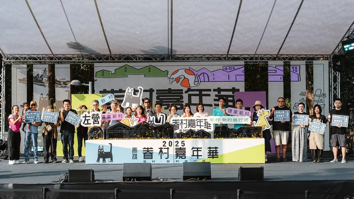 貴賓手持手拿牌,一同慶祝左營建業新村「眷村進行式」的開幕典禮。(圖/高市文化局提供) 貴賓手持手拿牌,一同慶祝左營建業新村「眷村進行式」的開幕典禮。(圖/高市文化局提供)