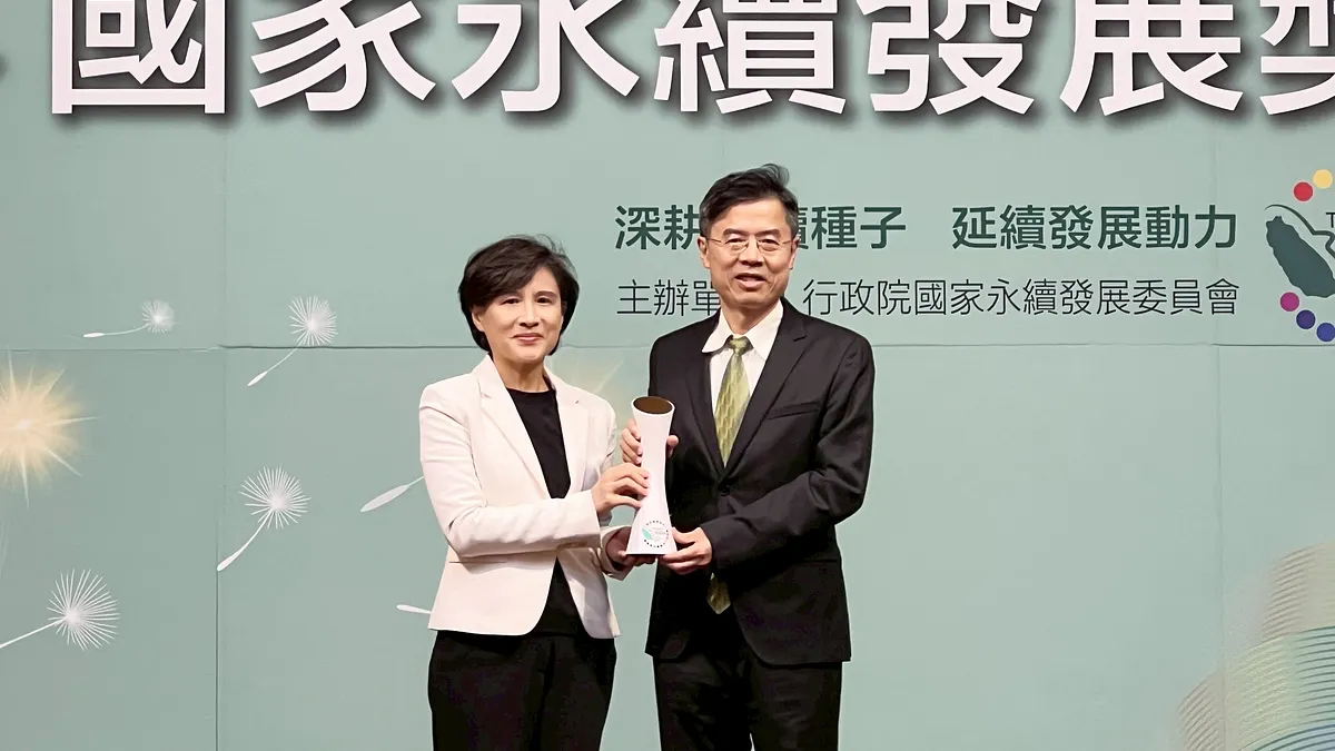 臺北醫院榮獲最高榮譽「民間團體類」國家永續發展獎,由行政院鄭麗君副院長(左)頒獎,臺北醫院院長鄭舜平(右)代表受獎。(圖/臺北醫院提供) 臺北醫院榮獲最高榮譽「民間團體類」國家永續發展獎,由行政院鄭麗君副院長(左)頒獎,臺北醫院院長鄭舜平(右)代表受獎。(圖/臺北醫院提供)