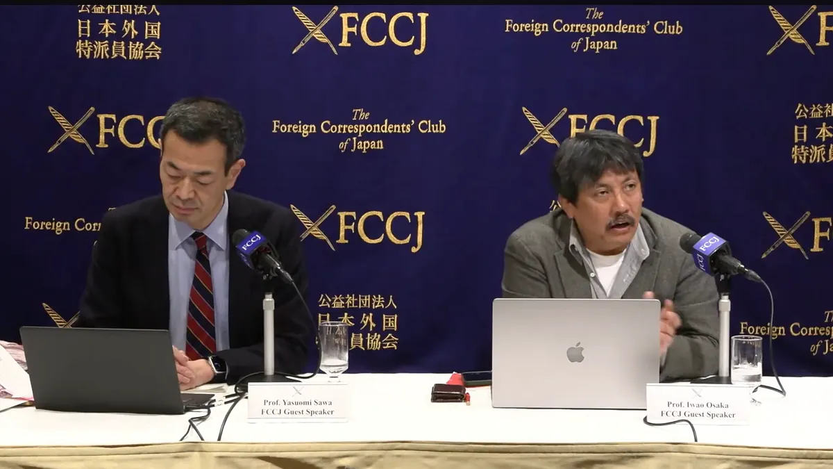 逢坂巌氏が日本の政治コミュニケーションの制度的制約を述べ、澤康臣氏がSNSでの情報汚染や匿名利用の問題を指摘した。(写真/FCCJ提供) 逢坂巌氏が日本の政治コミュニケーションの制度的制約を述べ、澤康臣氏がSNSでの情報汚染や匿名利用の問題を指摘した。(写真/FCCJ提供)