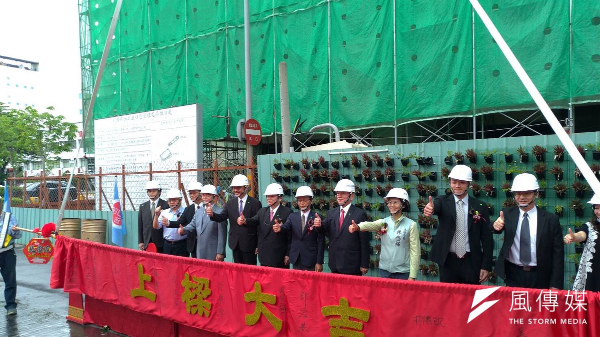 「前瞻基礎建設高雄加工出口區智造新基地」19日舉行聯合辦公大樓上樑典禮,為該智造新基地計畫首波工程,預計年底完工。(圖/徐炳文攝) 「前瞻基礎建設高雄加工出口區智造新基地」19日舉行聯合辦公大樓上樑典禮,為該智造新基地計畫首波工程,預計年底完工。(圖/徐炳文攝)