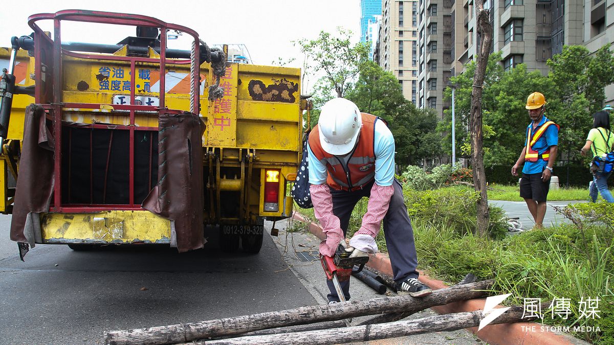 今年第9號颱風尼莎在29日晚間出海離開台灣, 環保人員30日開始工作清除一夜飛散的垃圾、樹枝。(陳明仁攝) 今年第9號颱風尼莎在29日晚間出海離開台灣, 環保人員30日開始工作清除一夜飛散的垃圾、樹枝。(陳明仁攝)