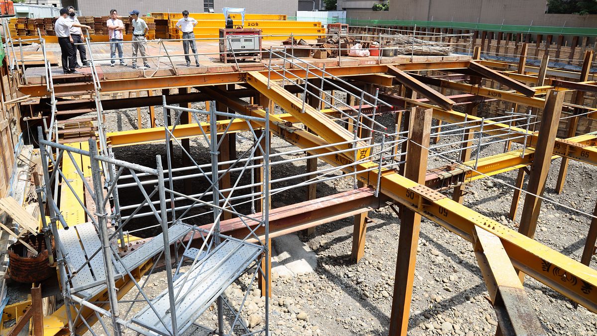 縣府工務處建管科2日會同建築師、土木技師等,稽查豐邑建設另3處遭勒令停工工地。(圖/新竹縣政府提供) 縣府工務處建管科2日會同建築師、土木技師等,稽查豐邑建設另3處遭勒令停工工地。(圖/新竹縣政府提供)