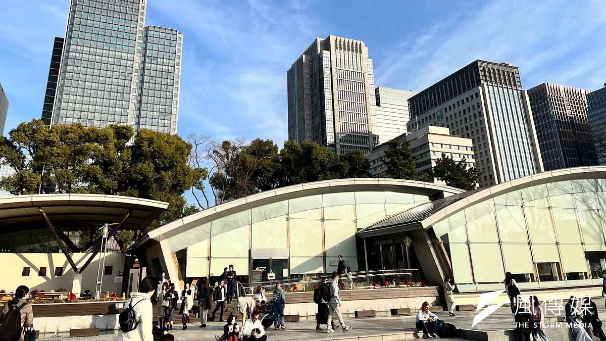 日本東京、皇居横のスターバックス広場(撮影:高畷祐子)