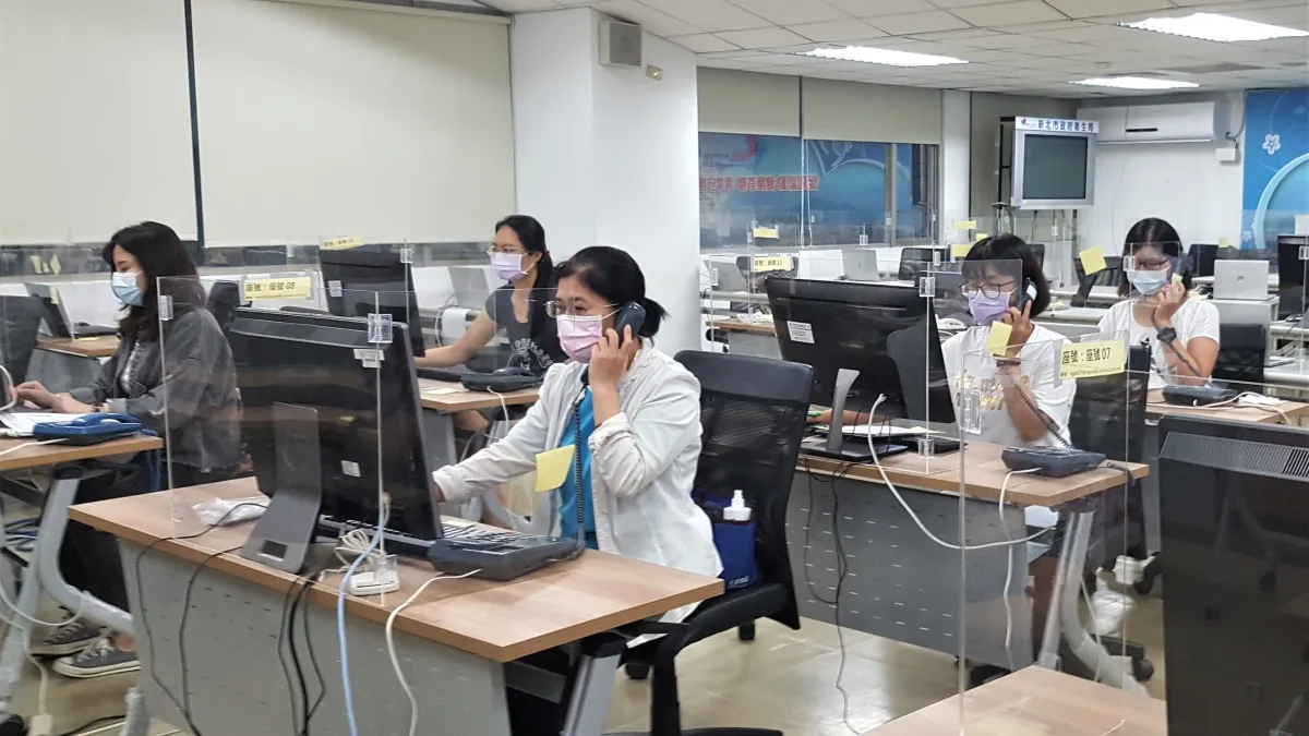 教育局自5月26日迄今募集超過165位學校護理師支援防疫前線,不分日夜協助防疫工作。(圖/新北市教育局提供)