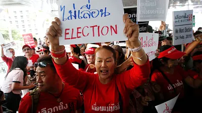 2019年1月8日,泰國民眾在曼谷街頭示威抗議,要求軍政府如期舉行大選(美聯社)