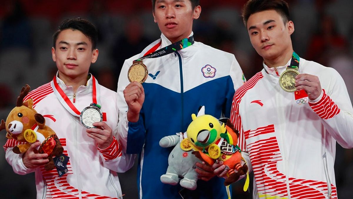 台灣李智凱(中)擊敗兩位中國大陸選手奪下鞍馬金牌,李智凱光榮站中間兩位大陸選手雙星拱月。(美聯社) 台灣李智凱(中)擊敗兩位中國大陸選手奪下鞍馬金牌,李智凱光榮站中間兩位大陸選手雙星拱月。(美聯社)